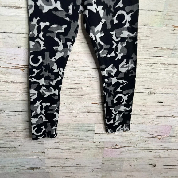 Koral Knockout Cropped Legging Black  Camo size medium gray black - Picture 2 of 8